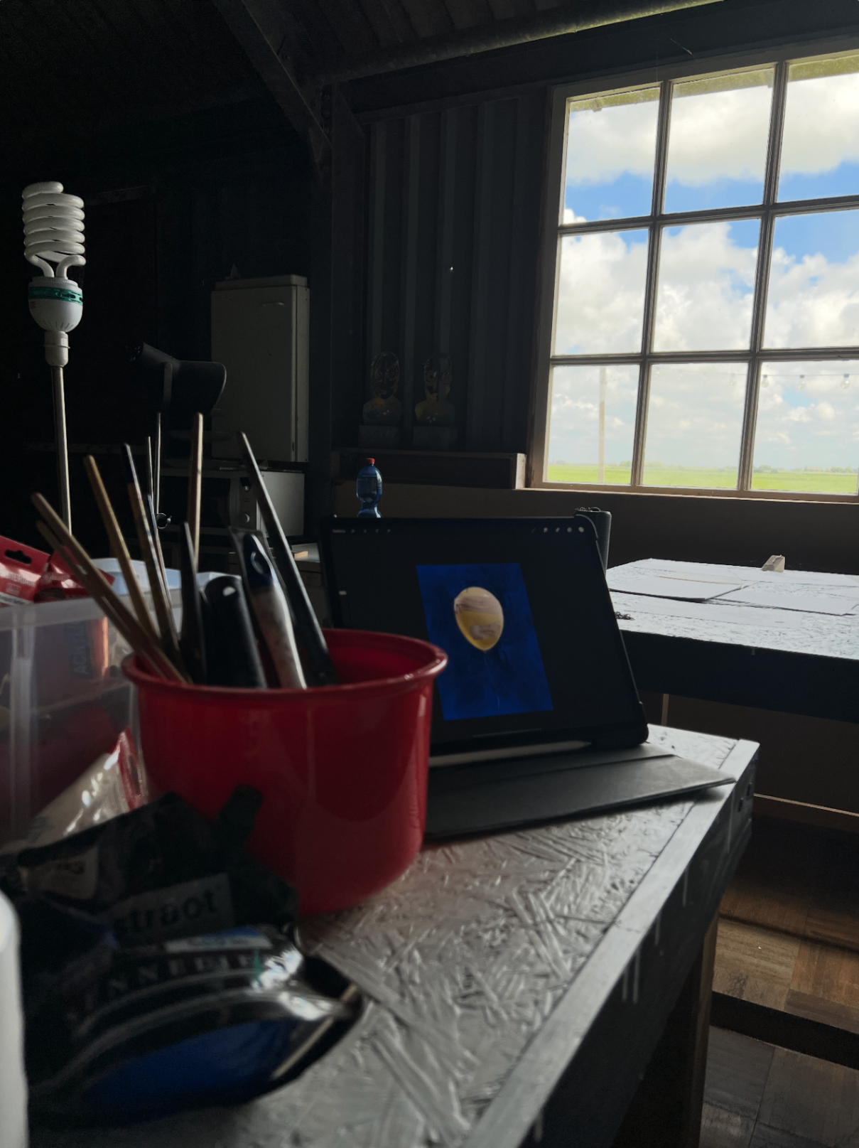 Mesa de trabajo, herramientas y bocetos